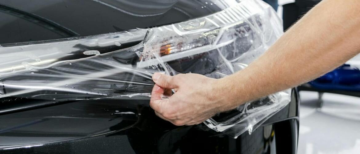 Oklejenie auta bezbarwną folią jako sposób na ochronę powłoki lakierniczej