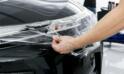Oklejenie auta bezbarwną folią jako sposób na ochronę powłoki lakierniczej