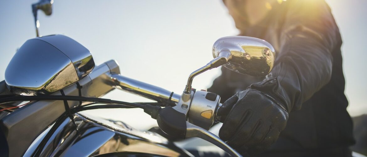 Dlaczego warto zainwestować w oklejanie kufrów motocyklowych?