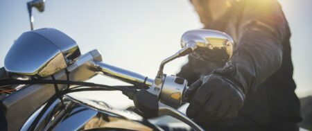 Dlaczego warto zainwestować w oklejanie kufrów motocyklowych?