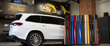 Jak okleić samochód? Techniki oklejania – cz. 2 – oklejanie folią wycinaną na ploterze.